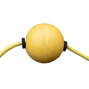 Close-up van een gele ballenlijn met bevestigingsringen voor watermarkering