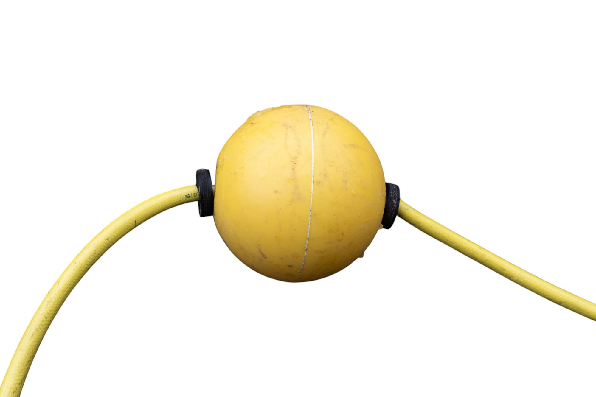 Close-up van een gele ballenlijn met bevestigingsringen voor watermarkering