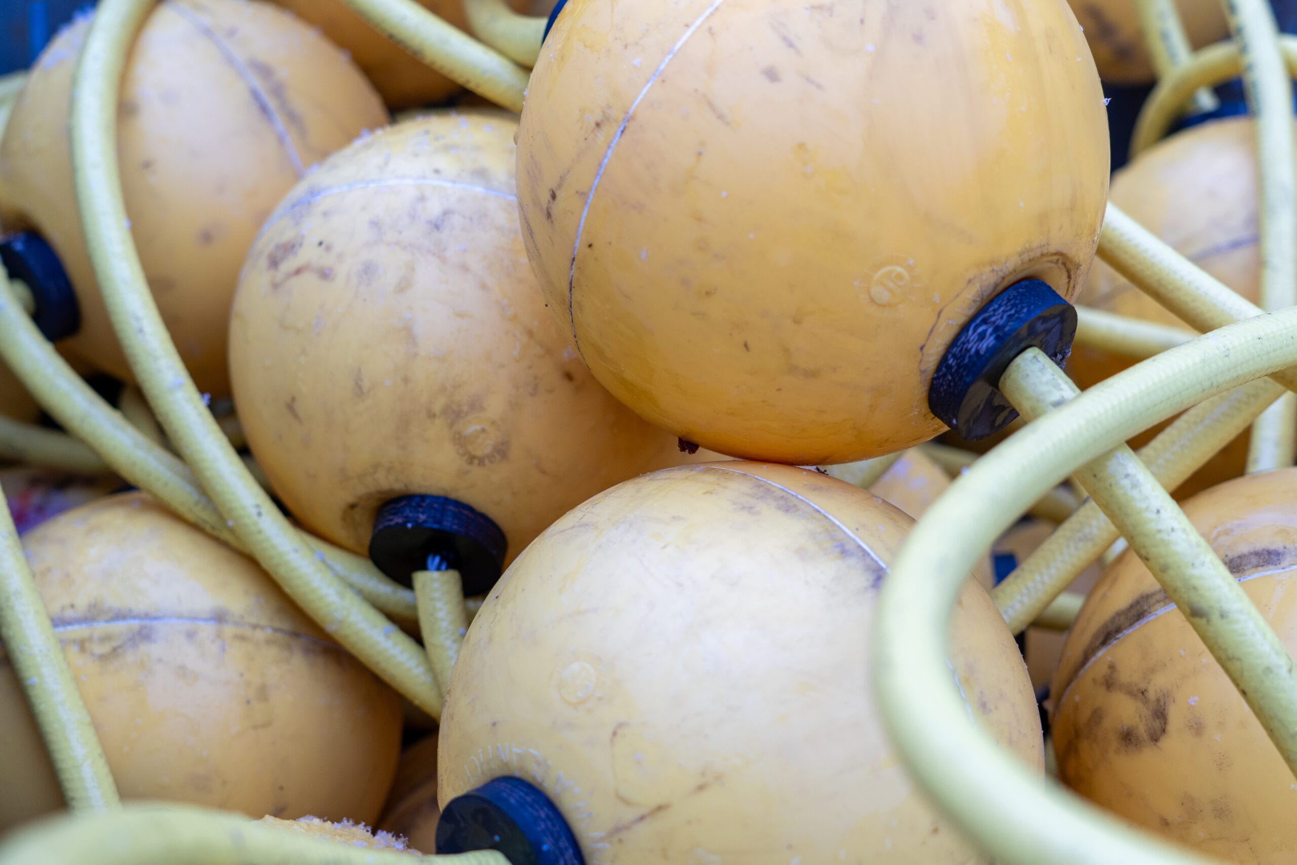 Detailbeeld van meerdere ballenlijnen, zorgvuldig gestapeld voor gebruik in watermarkering