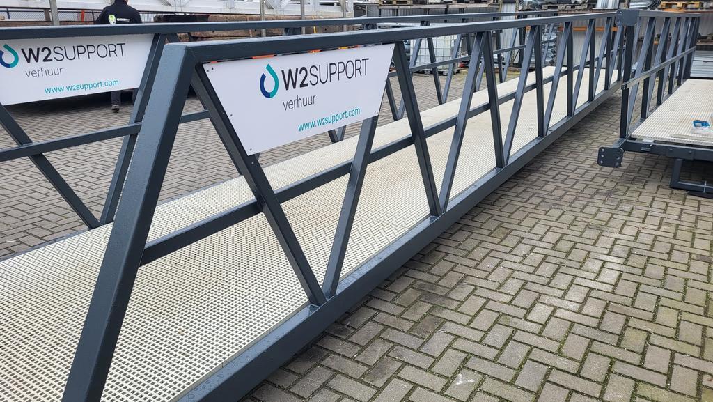 Stahlweg mit einem GVK -Boden und Stützstruktur mit einem W2Support -Logo.