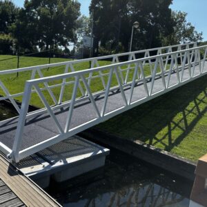 Havenspecialist-stalen-loopbrug-gangway-eigen-productie