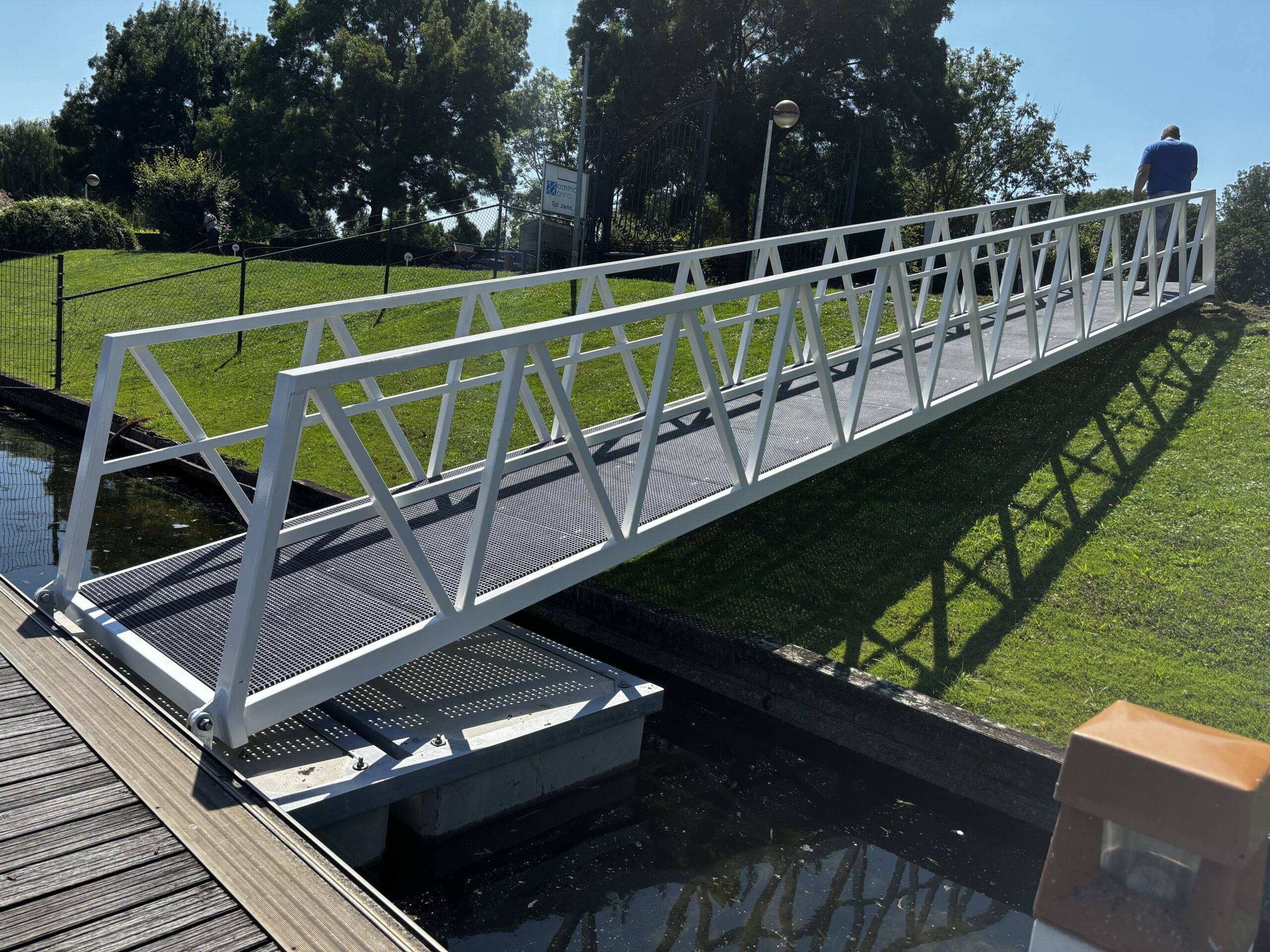 Hafenspezialist-Stahlsteg-Gangway-Eigenproduktion