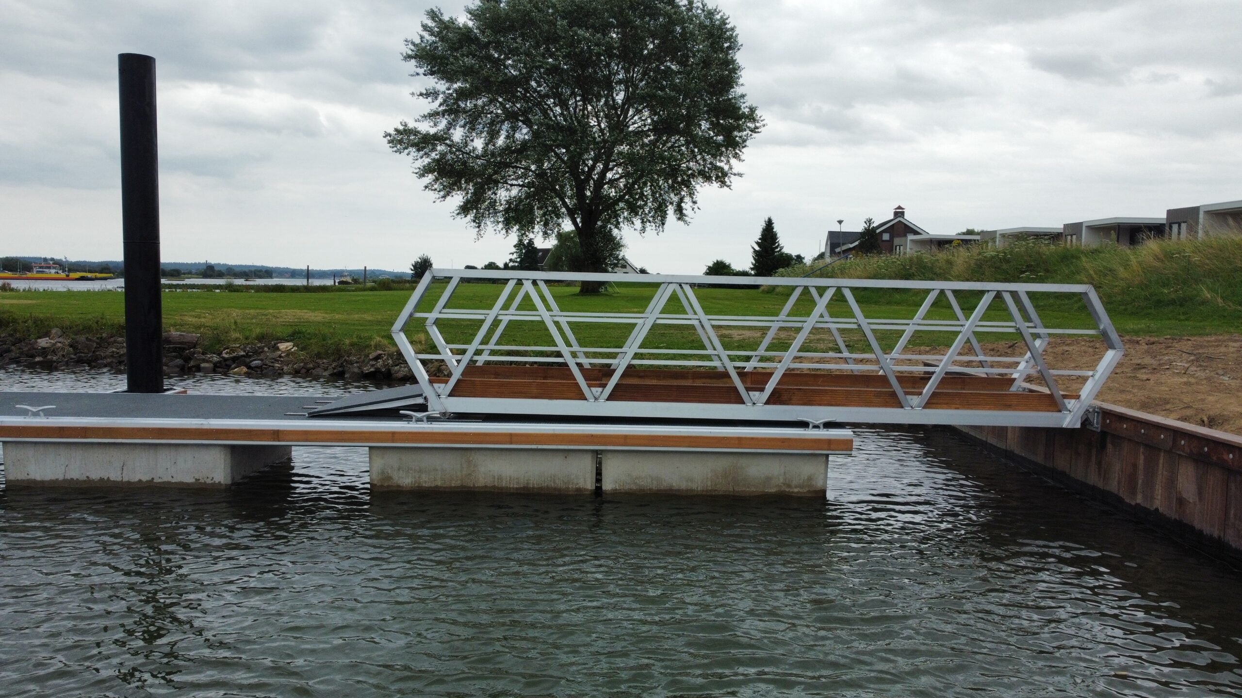 Moderner Aluminiumweg mit einem Walcon -schwimmenden Steg.
