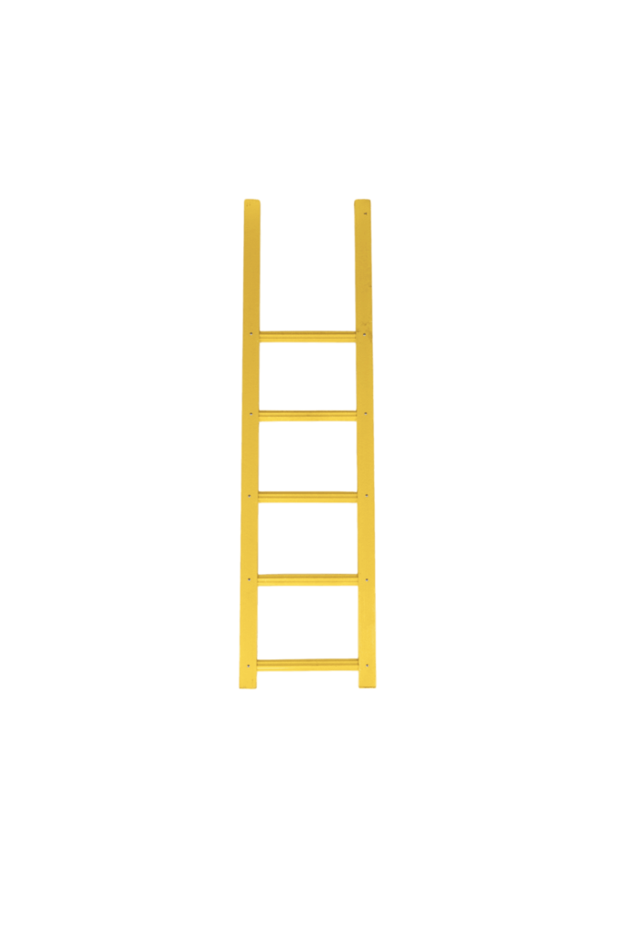 Geel kunststof veiligheidsladder met vijf treden, geschikt voor diverse toepassingen. Ontworpen voor gebruik in maritieme omgevingen zoals steigers en havens, met een stevige constructie en opvallende kleur.