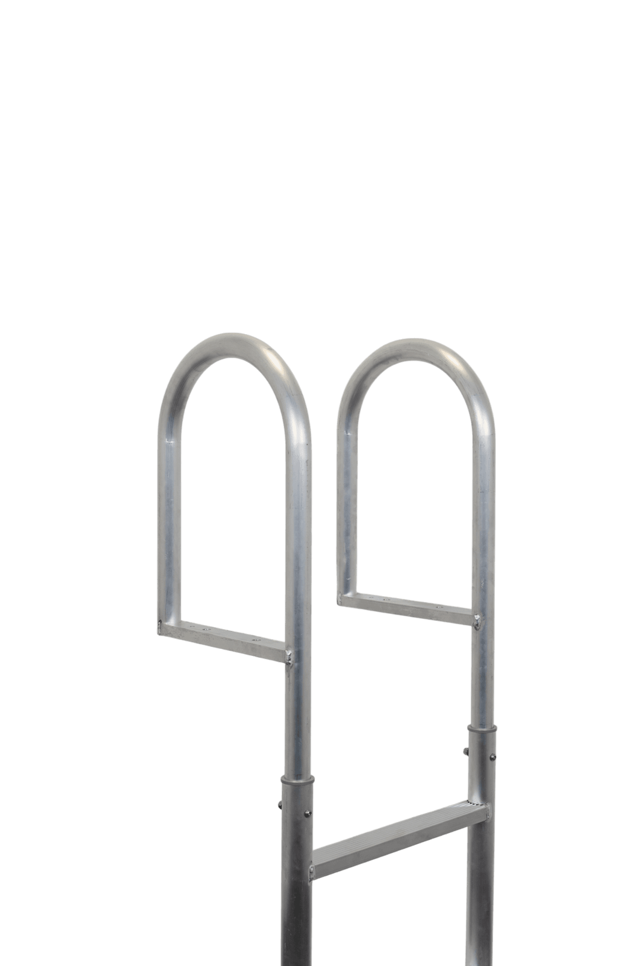  Een aluminium zwemtrap met gebogen handgrepen voor eenvoudig in- en uitstappen. Voorzien van stevige, geribbelde treden en een duurzame, roestbestendige constructie, geschikt voor gebruik aan steigers en zwemplatforms.