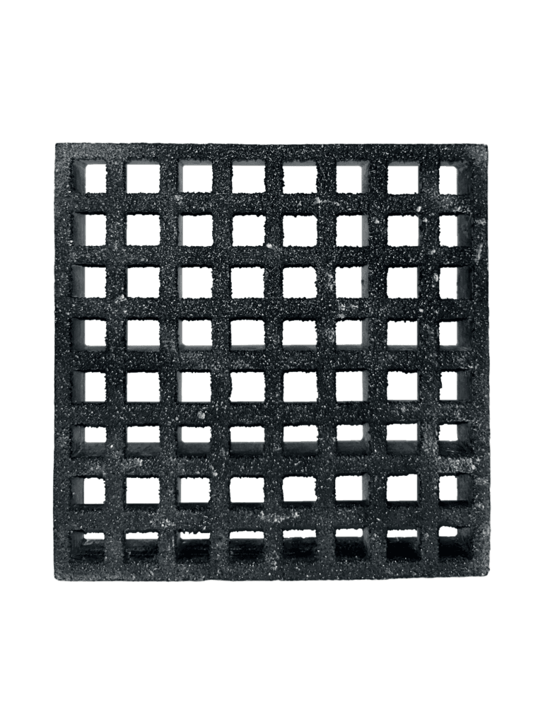 Afbeelding van een zwart, glasvezelversterkt kunststof rooster met een vierkant patroon. Het rooster is vervaardigd uit duurzaam en robuust materiaal, ideaal voor toepassingen zoals waterafvoer, ventilatie of andere industriële doeleinden.