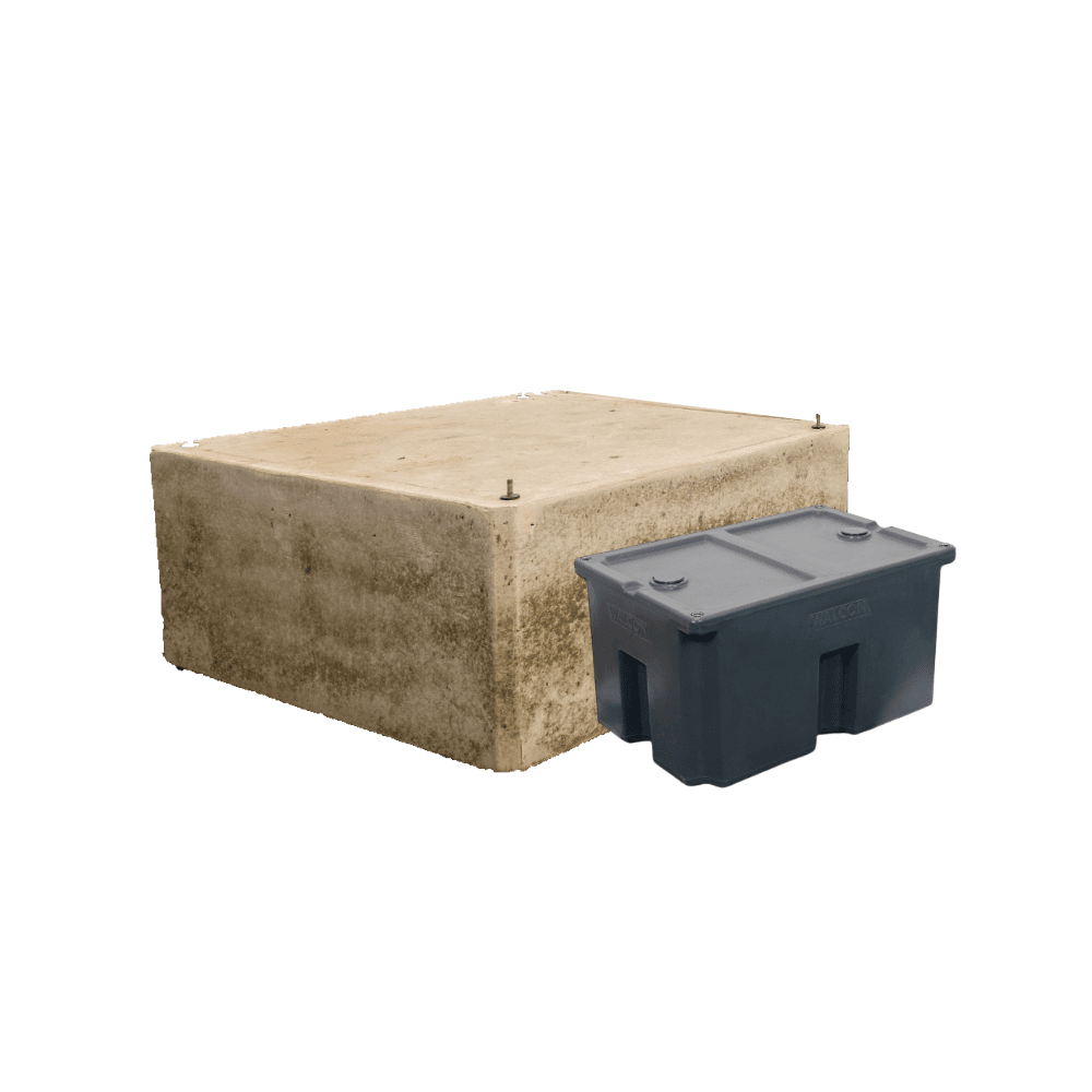 Afbeelding van twee drijvers: een grote rechthoekige betonnen drijver en een kleinere kunststof drijver. Beide zijn ontworpen voor gebruik bij steiger- of pontonconstructies.