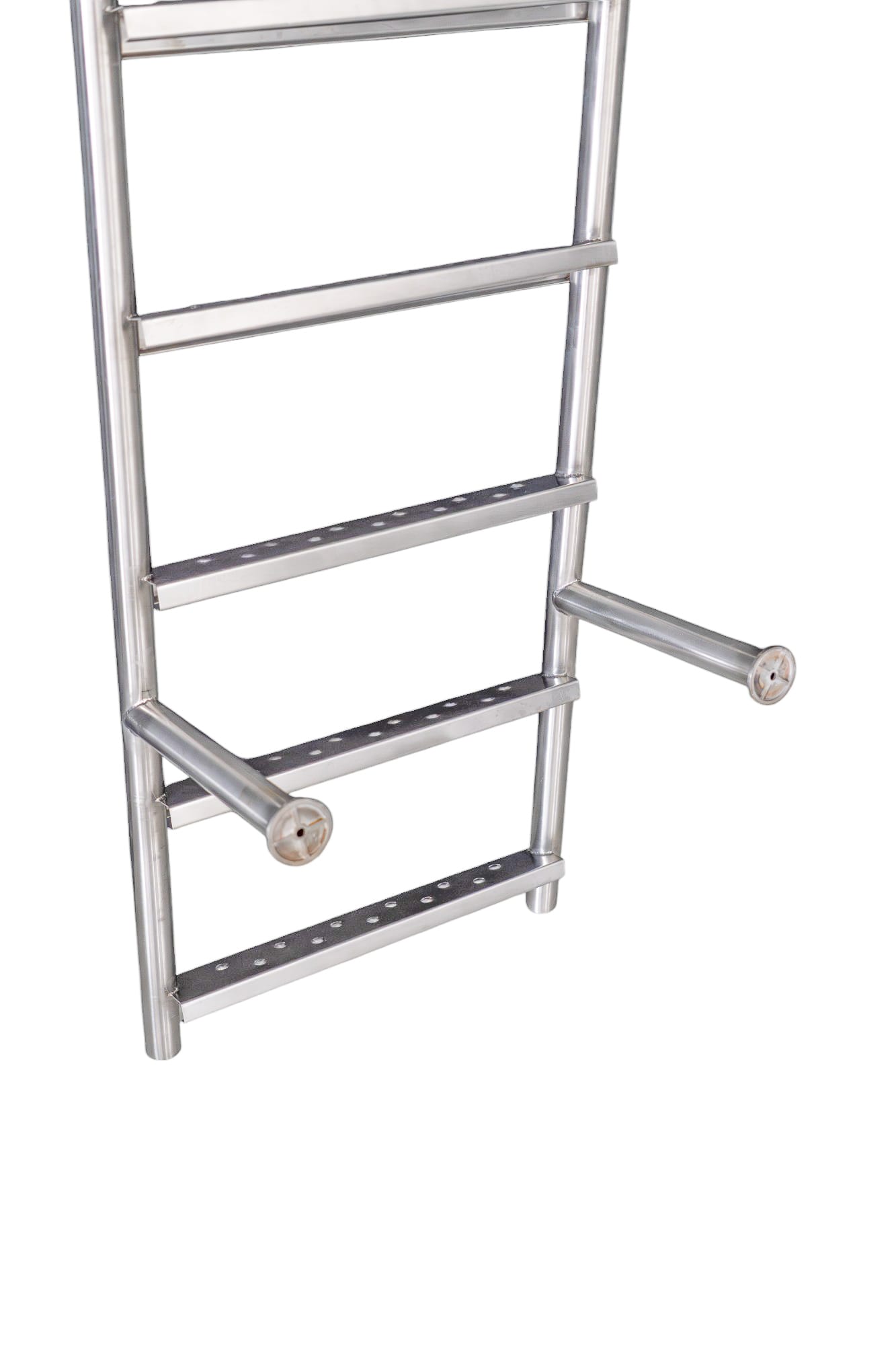 Close-up van de onderste helft van een roestvrijstalen zwemtrap met steunbuizen en antisliptreden.