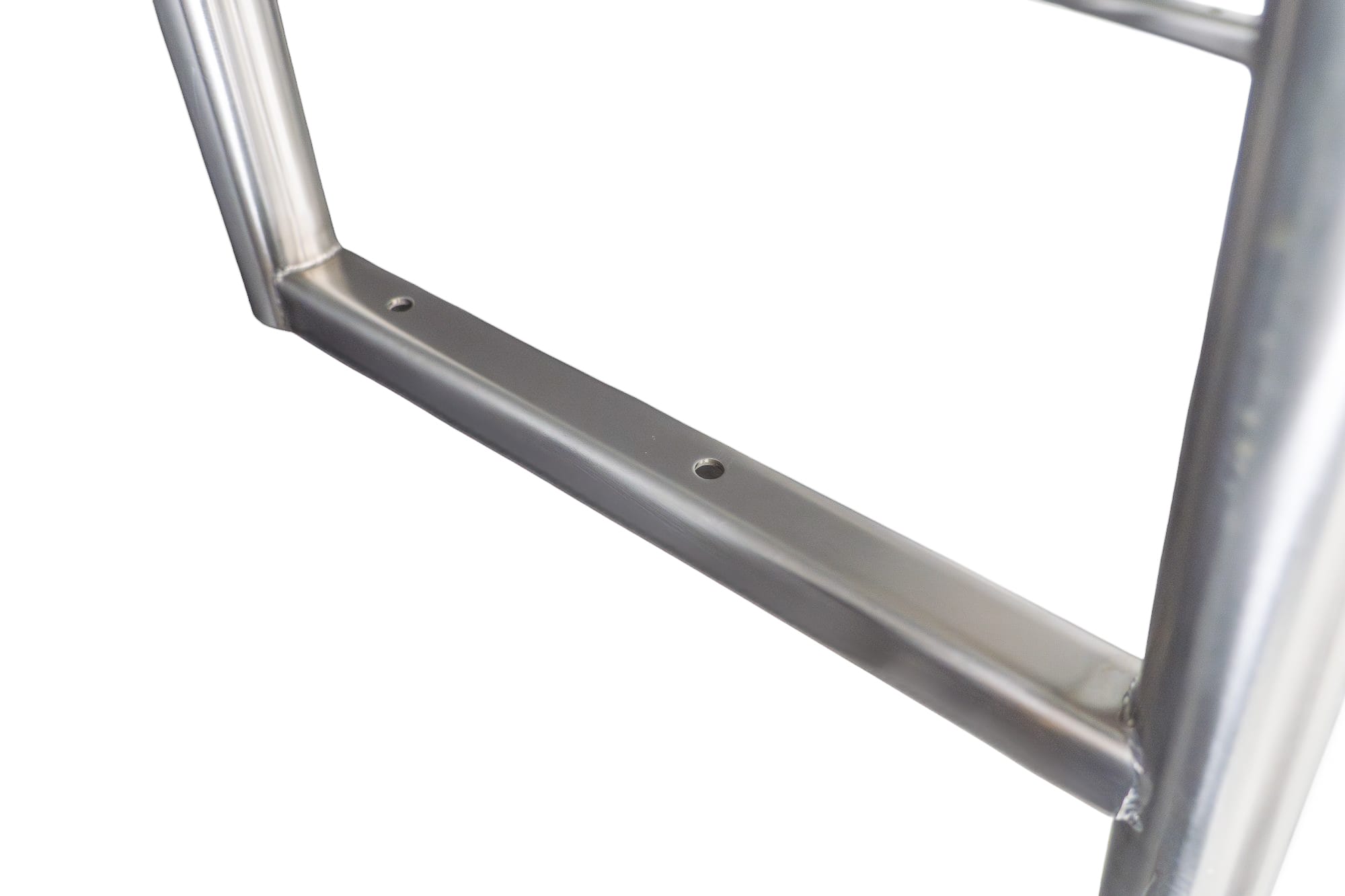 Close-up van de bevestigingsbalk van een roestvrijstalen zwemtrap met voorgeboorde montagegaten.