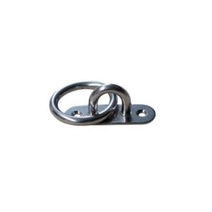Edelstahl -Augenplatte mit Ring, fotografiert unter einem schrägen Wie.
