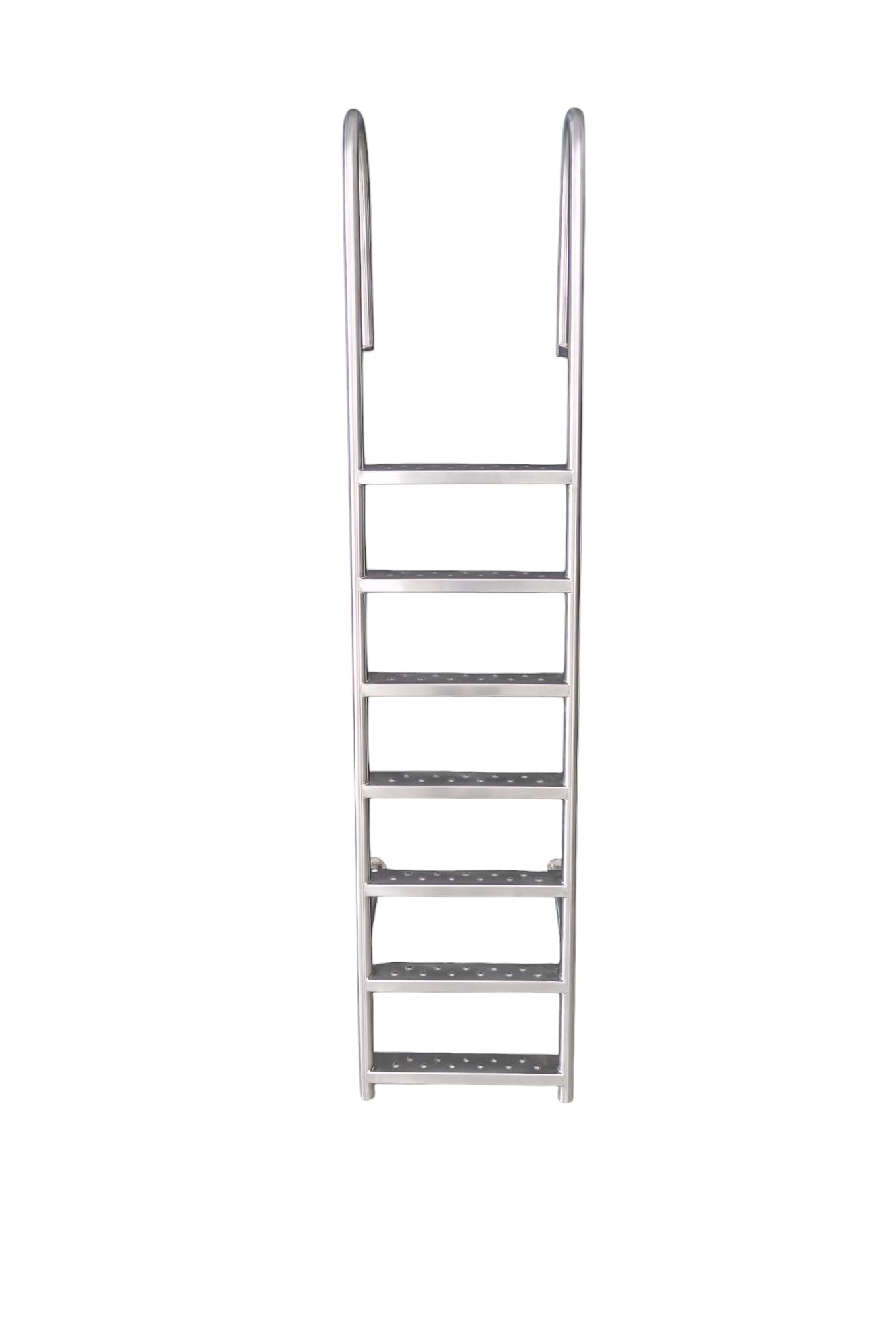 Roestvrijstalen zwemtrap met zeven antisliptreden en handgrepen, gefotografeerd recht van voren.
