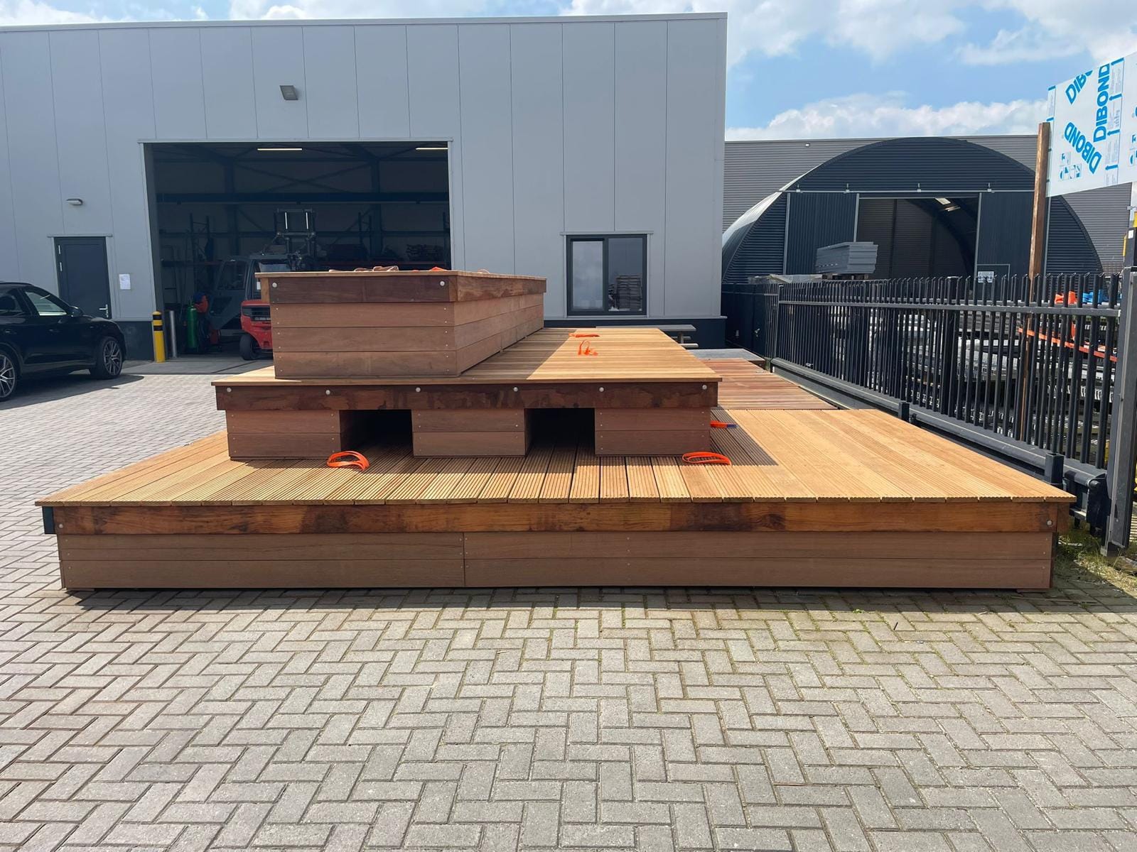  Drijvende terrassen gebouwd met hardhout veel plezier op het water