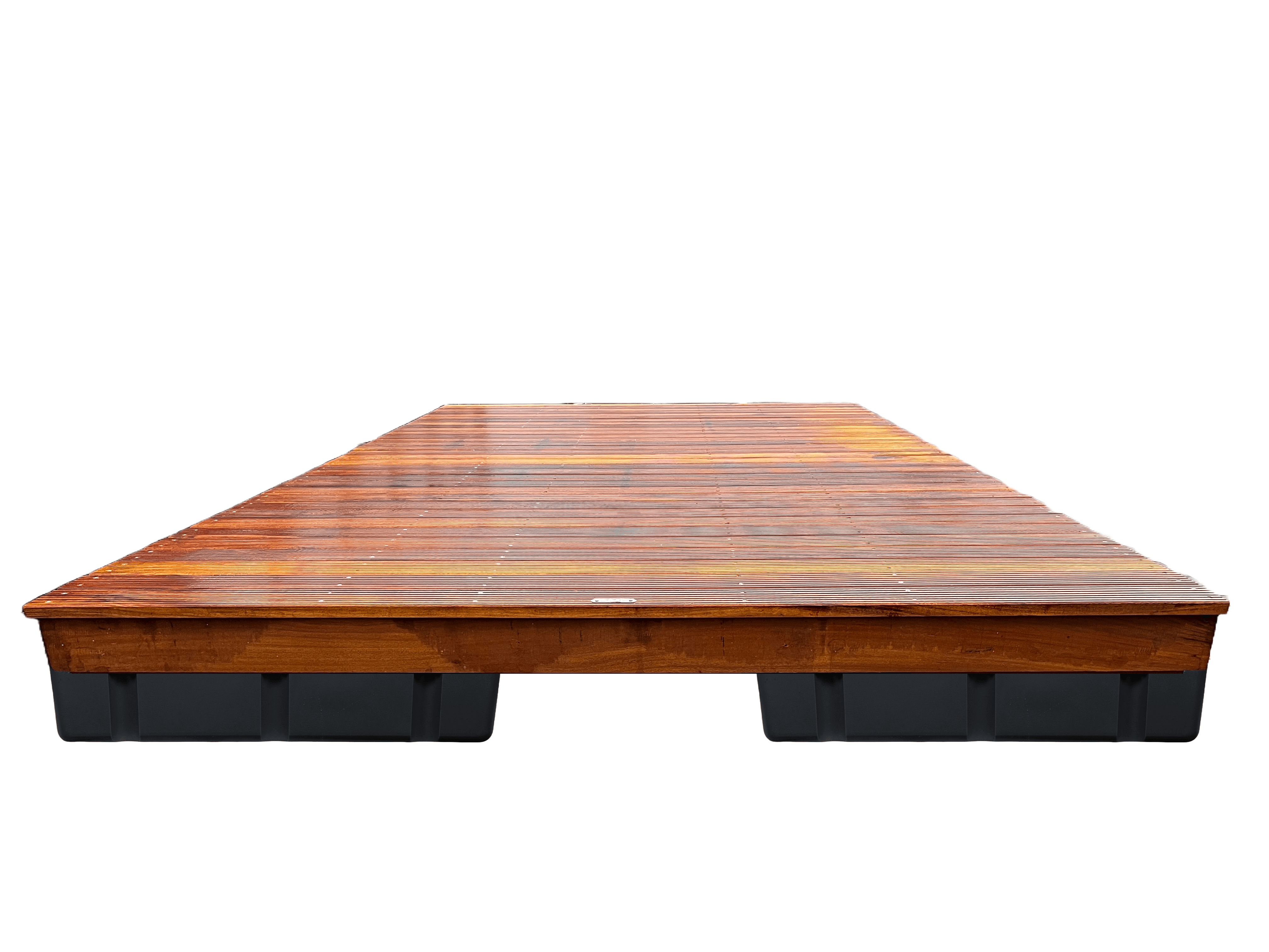 Drijvend terras met een hardhouten dek en zwarte kunststof drijvers, gefotografeerd vanaf de voorzijde.