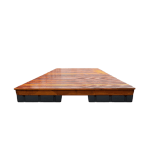 Drijvend terras met een houten dek en zwarte kunststof drijvers, gefotografeerd vanaf de voorzijde.