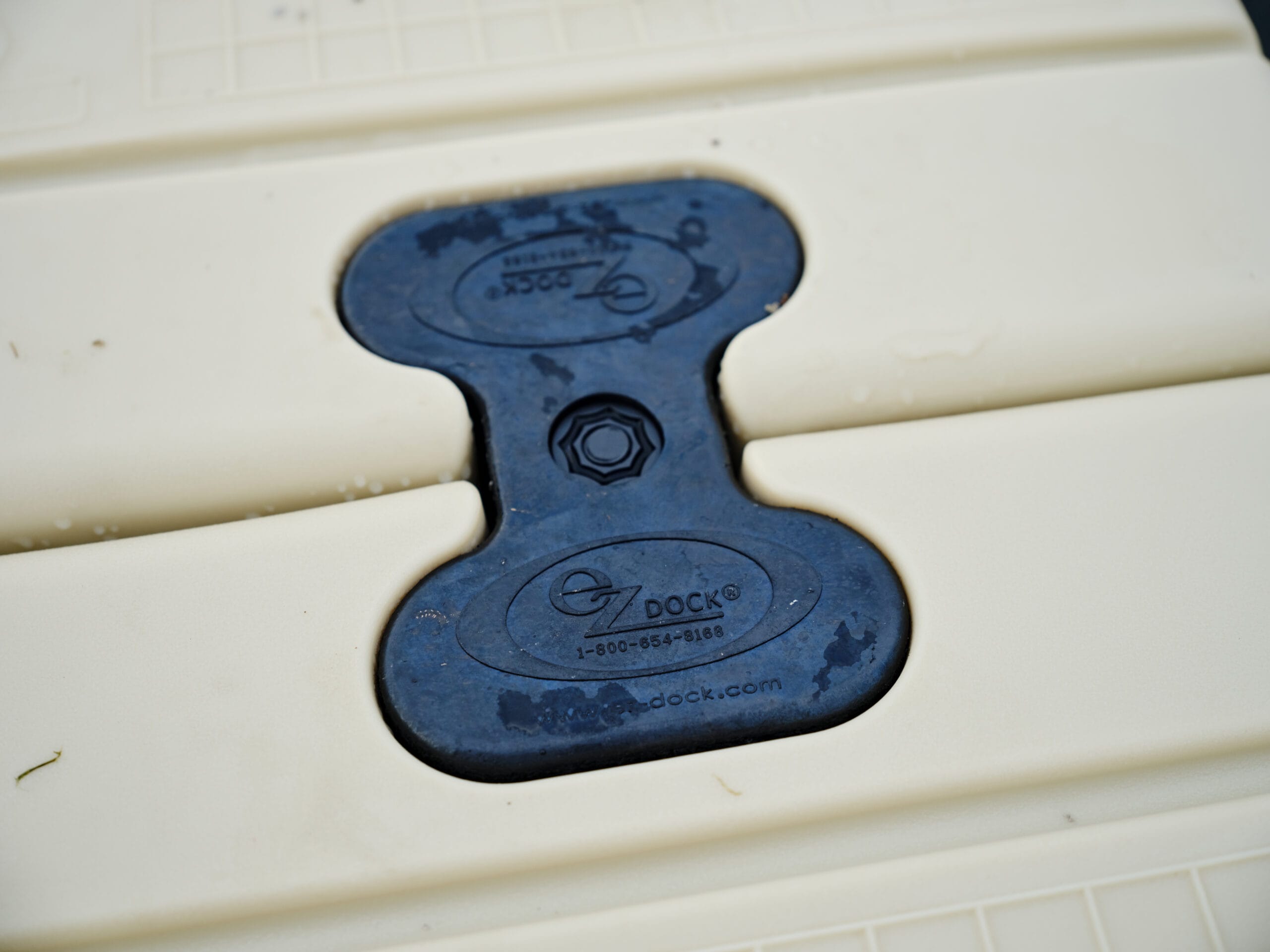  Nahaufnahme eines EZ-Dockverbindungssatzes zwischen zwei plastischen schwimmenden Gerüstelementen montiert