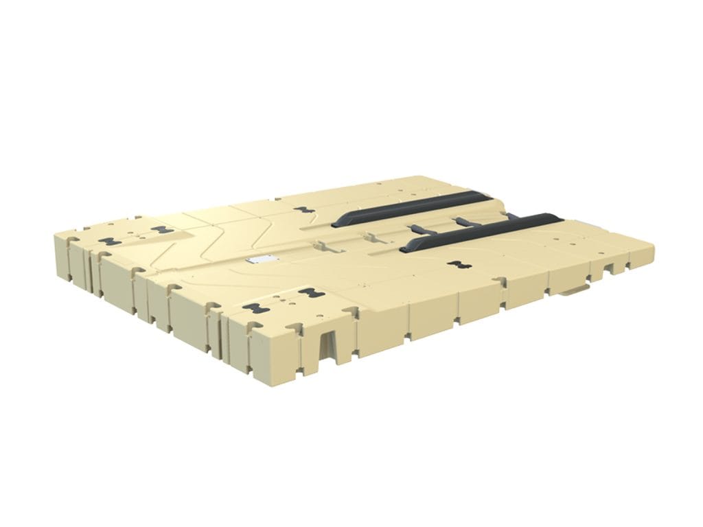 EZ Dock BoatPort gezien vanaf de achterzijde, met duidelijk zicht op de koppelstructuur en robuuste rompvorm