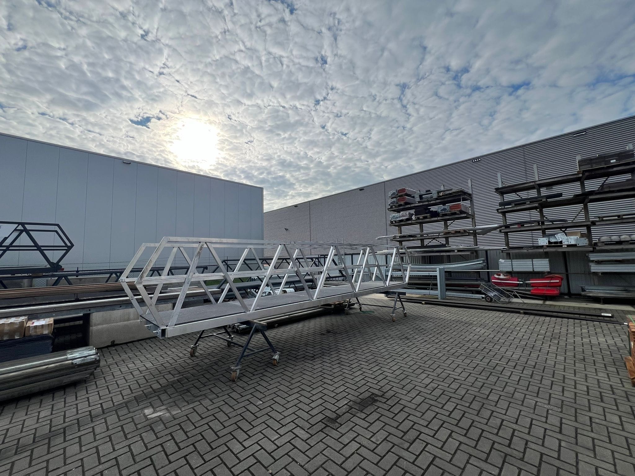 Aluminiumweg von 15 Metern mit Handläufen und Anti -Slip