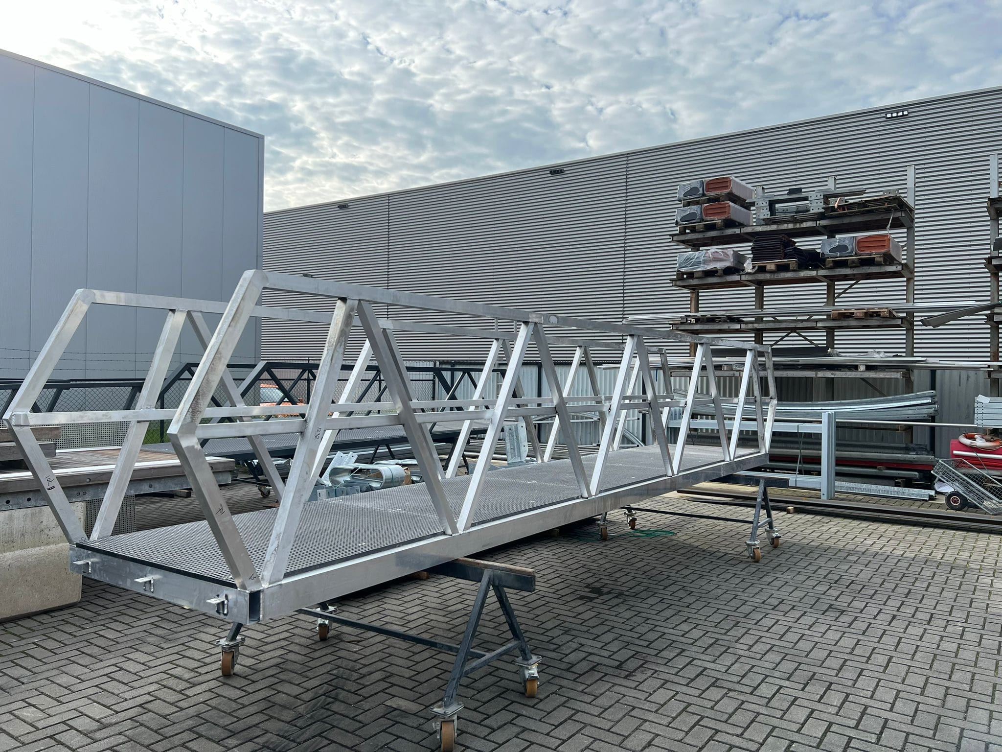Komplette Aluminiumweg von 15 Metern mit Handläufen und Plastiknetz auf mobiler Workbok