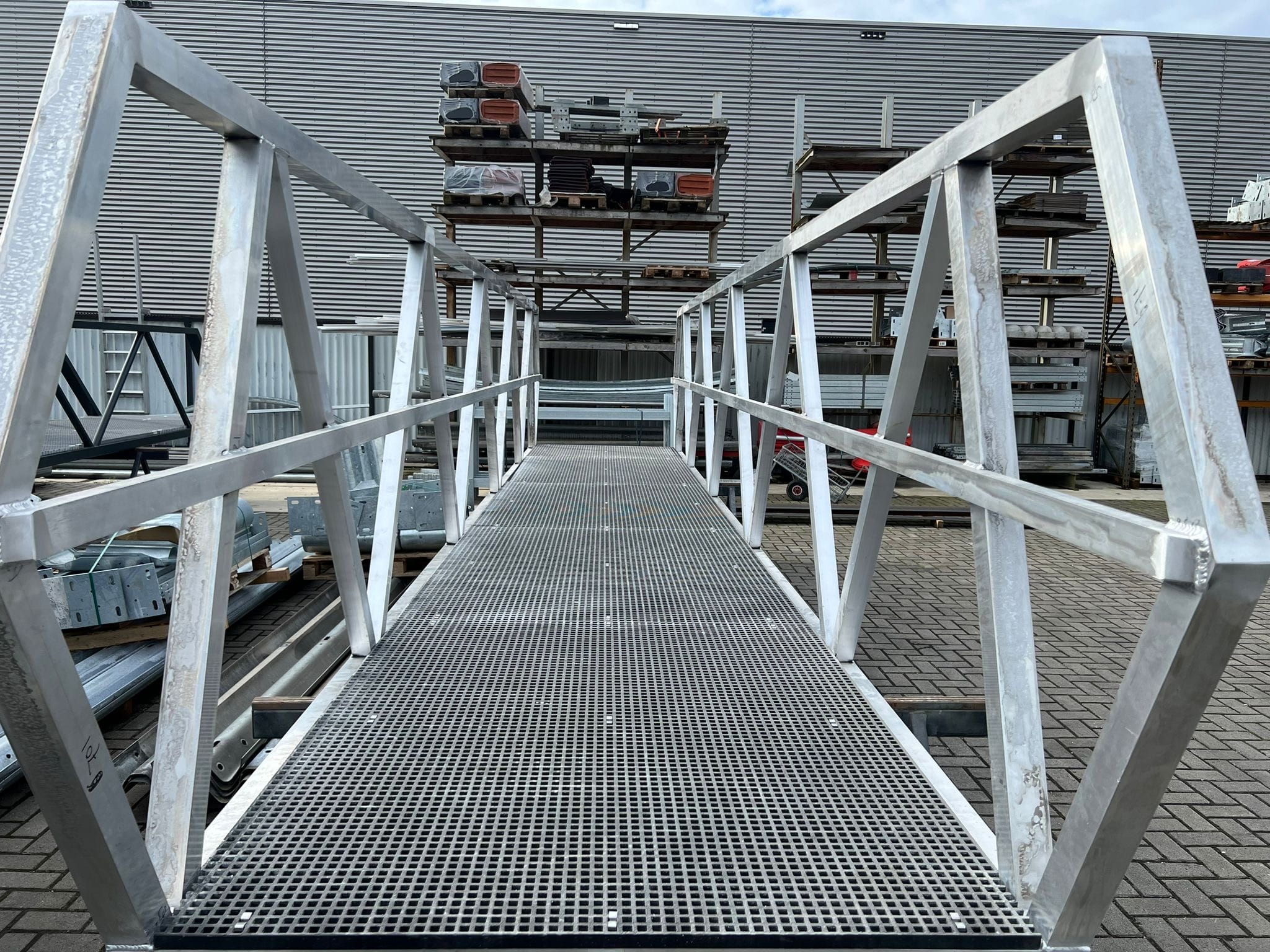 Vorderseite des Aluminiumwegweges mit Plastik -Anti -Klingel -Deck und Handläufen, die auf der Außenfläche angeordnet sind