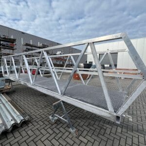 Aluminiumweg von 15 Metern mit Anti -Slip -Deck und Handläufen, Seitenansicht im Workshop.