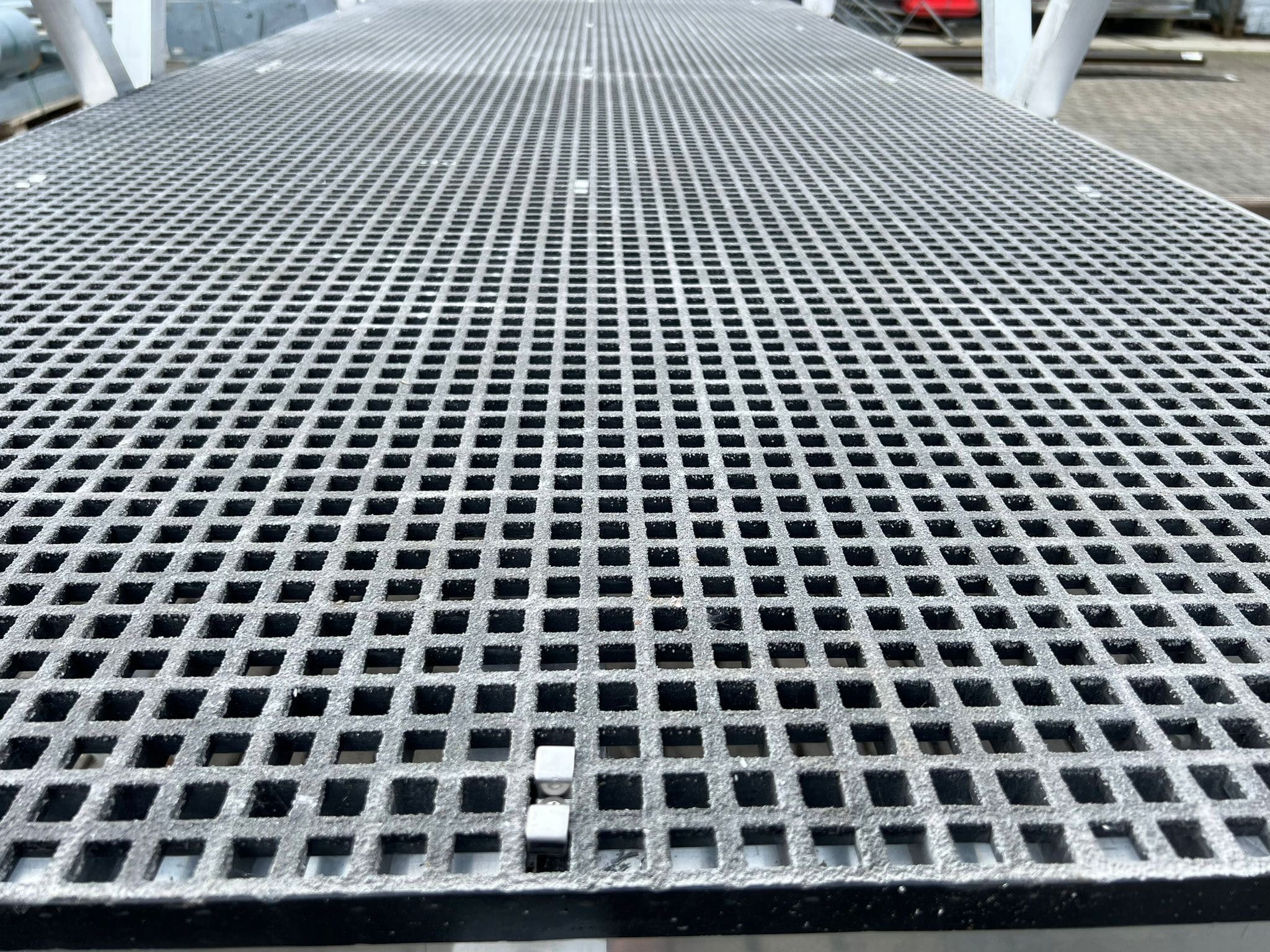 Nahaufnahme des Anti-Rutsch-Geverka-Plastiknetzes auf einem Aluminiumweg