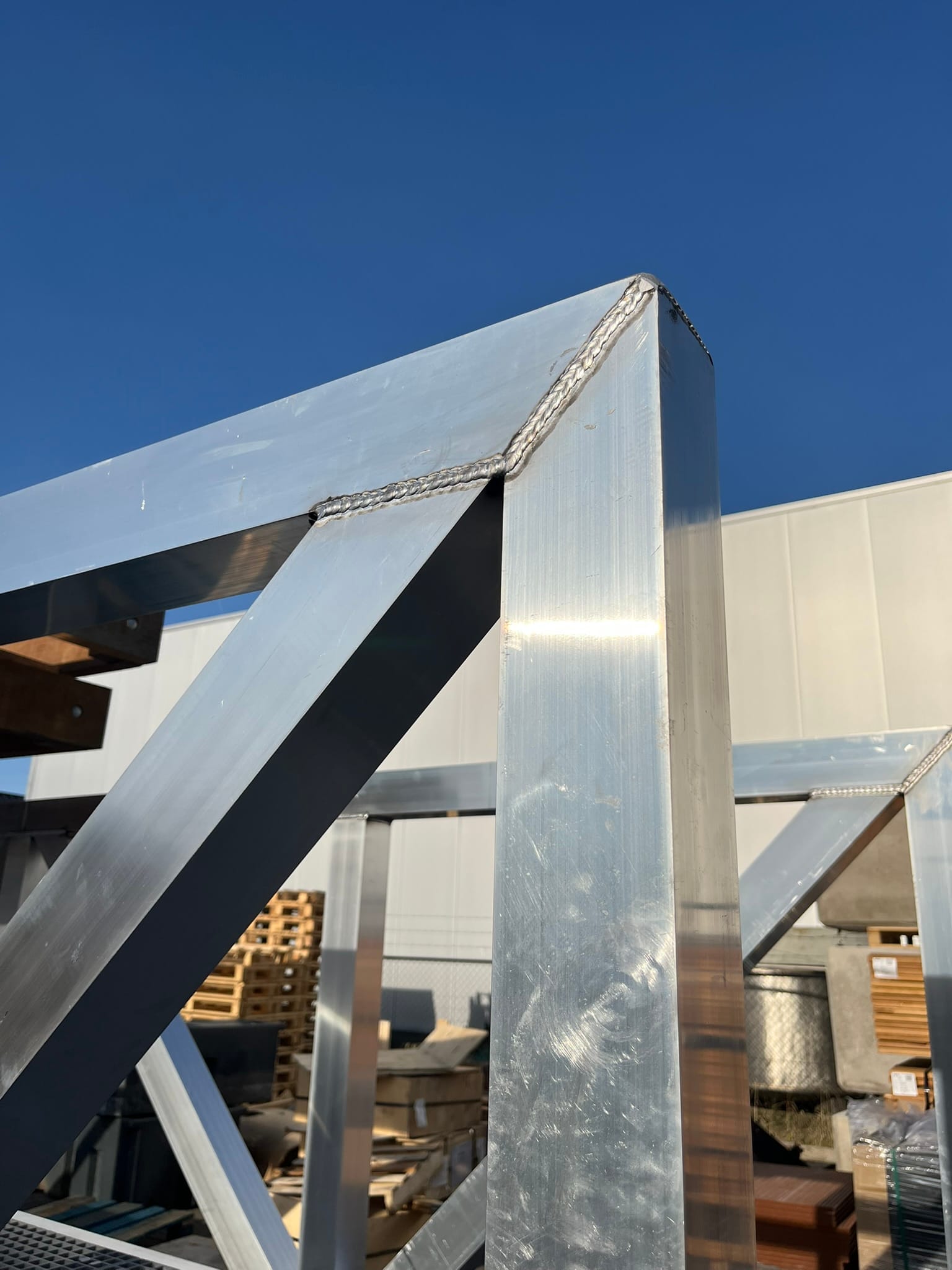 Detail des Schweißens auf dem Aluminiumrahmen eines Gehwegs mit Blick auf den Bau und den Finish