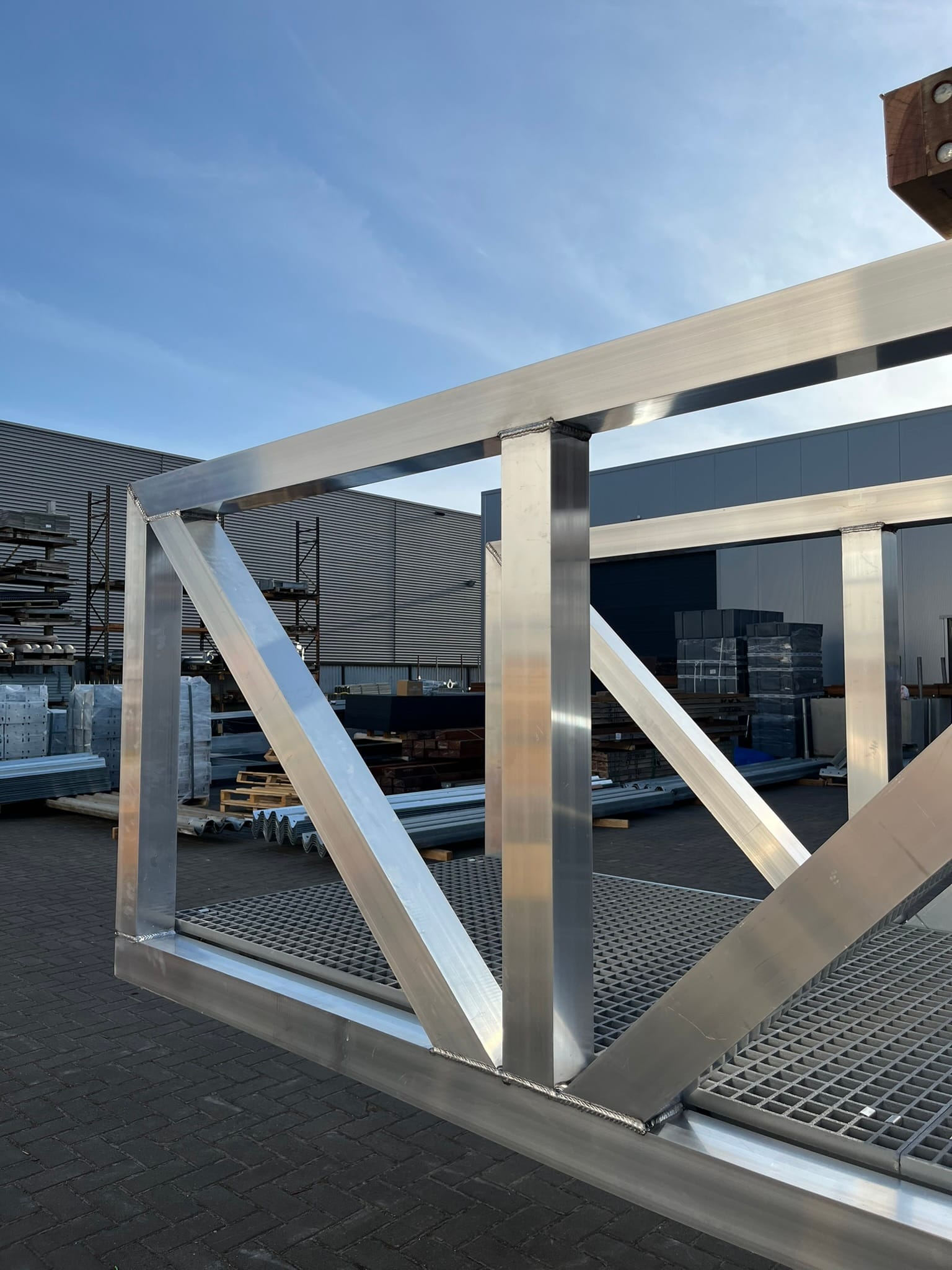 Seitenblick auf den Aluminiumweg mit halbmodischer Konstruktion und Anti-Rutsch-Geverka-Grid