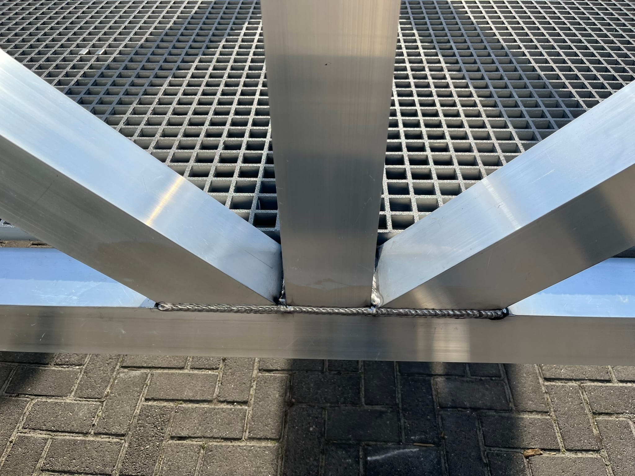 Detail des Aluminiumwegweges mit Schweißverbindung und Anti-Rutsch-Geverka-Gitter als Gehweg