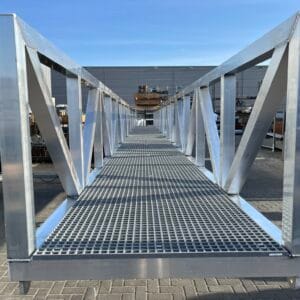 Vorderansicht eines Aluminiumwegweges mit einem Rutsch-Gitter-Gitter und Handläufen in der Produktionsumgebung