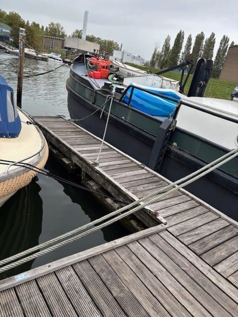  Gebruikte houten Havenhout kopsteiger in jachthaven, verbonden met hoofdsteiger
