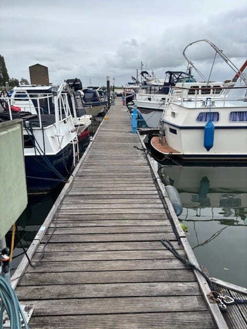  Totaalbeeld van een complete drijvende houten Havenhout steigerconstructie in een jachthaven