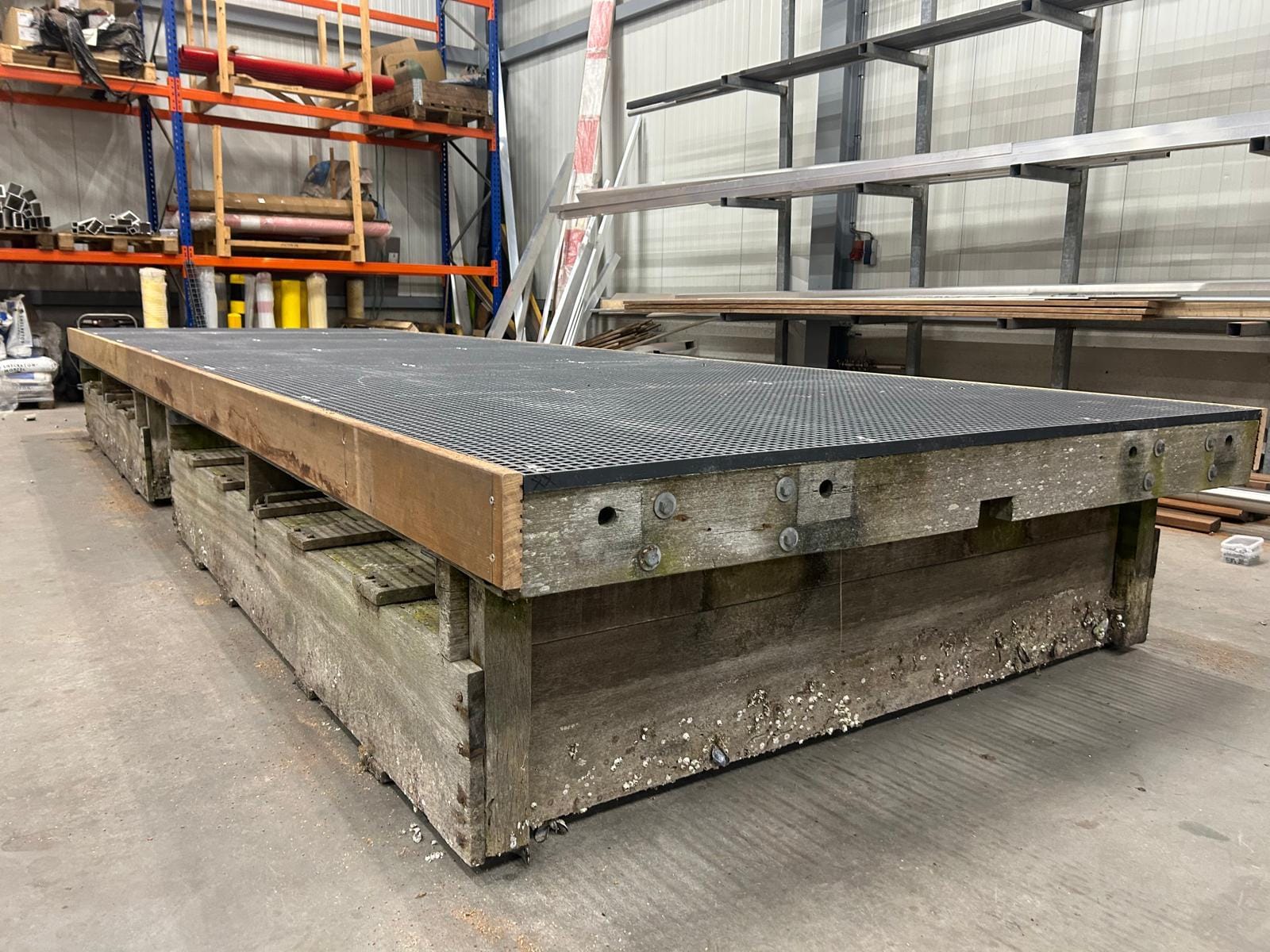  Detail van gebruikte houten steigerdelen – hoekafwerking en bevestiging