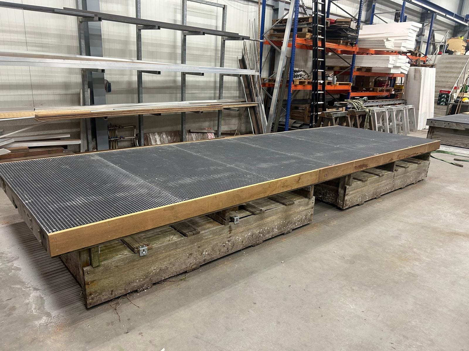  Vooraanzicht gebruikte houten steigerdelen met kunststof rooster