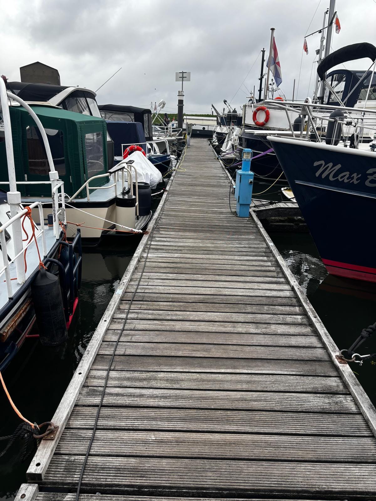  Gebruikte houten Havenhout hoofdsteiger van circa 96 m lengte in jachthaven, drijvend in het water, klaar voor aanleg