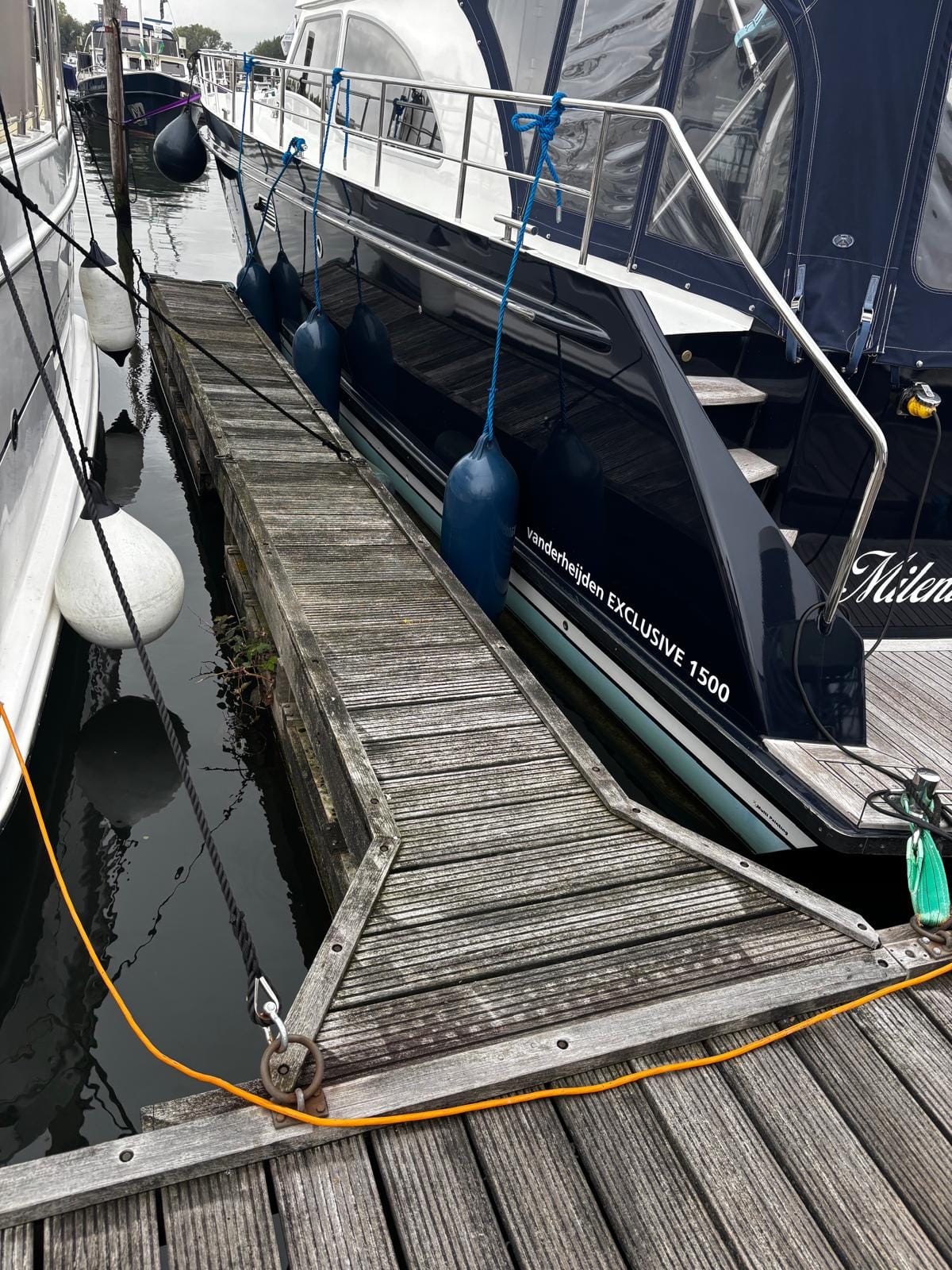  Gebruikte houten Havenhout vingerpier drijvend naast hoofdsteiger in jachthaven