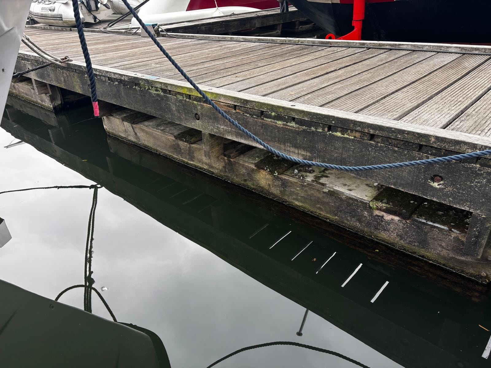  Drijvende houten steiger van Havenhout tussen aangemeerde jachten, met zicht op de frameconstructie onder de loopvloer