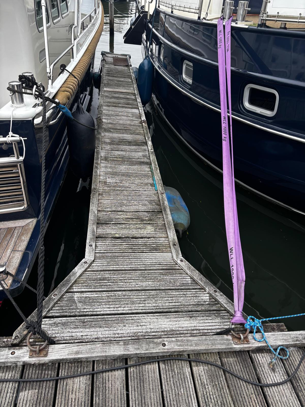  Gebruikte Havenhout houten steiger tussen twee jachten in een jachthaven