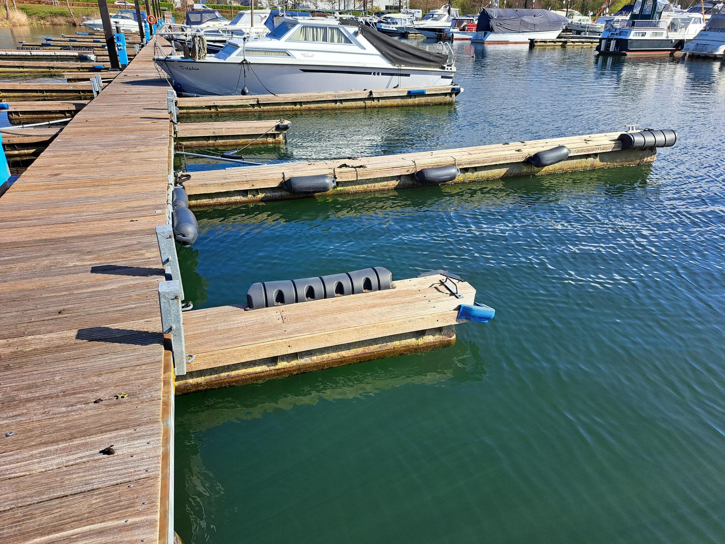 Gebruikte drijvende vingerpieren voorzien van hardhouten dekdelen