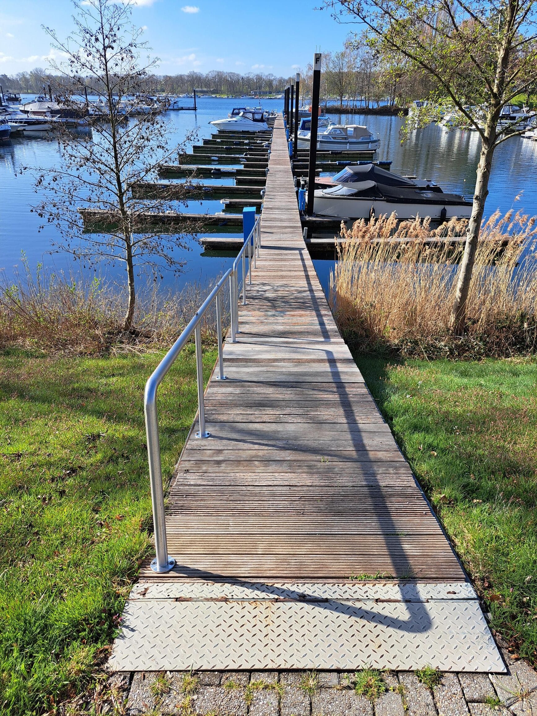  Gebruikte drijvende hoofdsteiger delen voorzien van hardhouten dekdelen